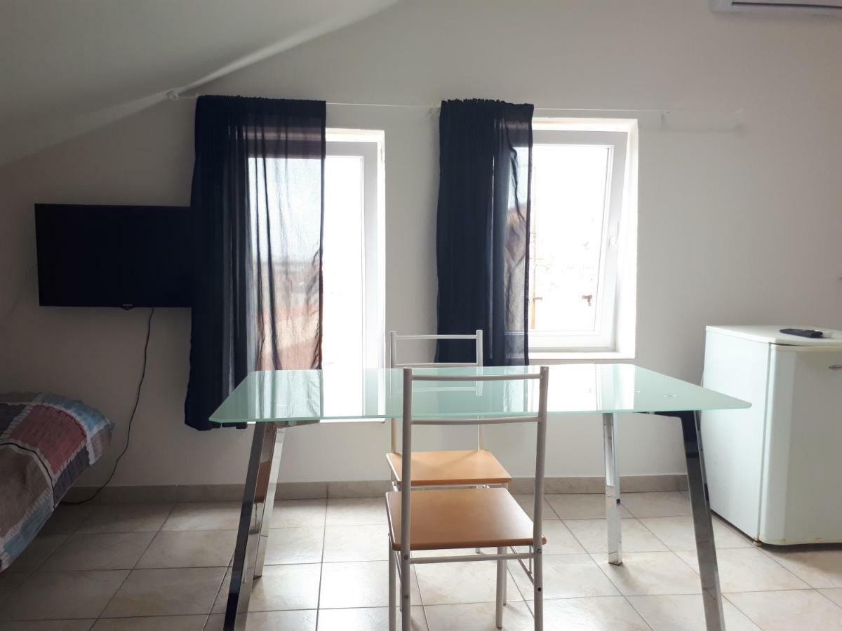Dejan Apartment 2-Top Centar-Old Town Studio Pula Exterior photo